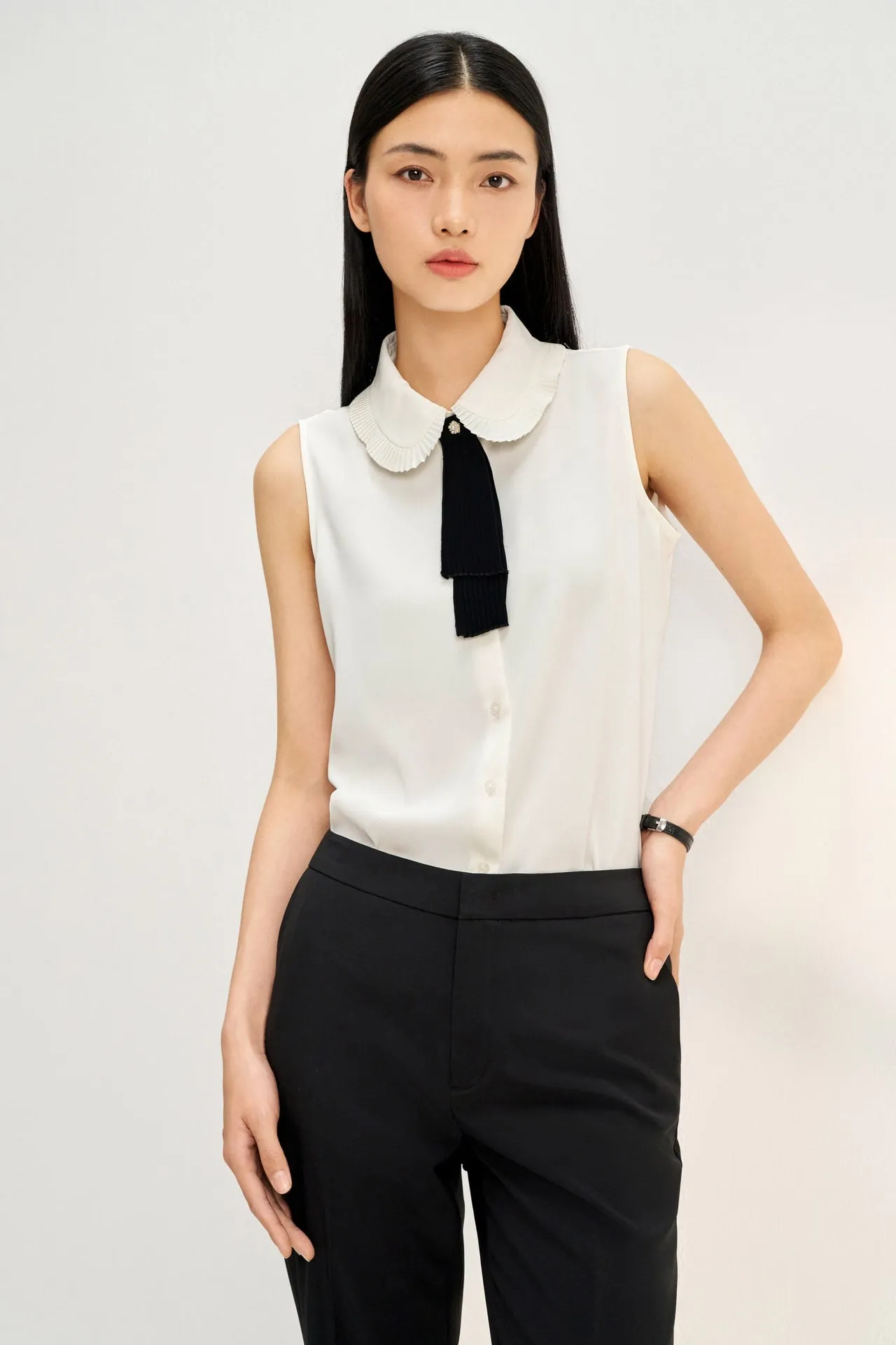 Sleevess Shirt Collar Blouse with Detachable Colour Blocked Tie